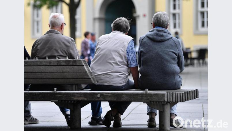 Sozialer Kontakt ist für Senioren überlebenswichtig. Bild: Martin Schutt/dpa