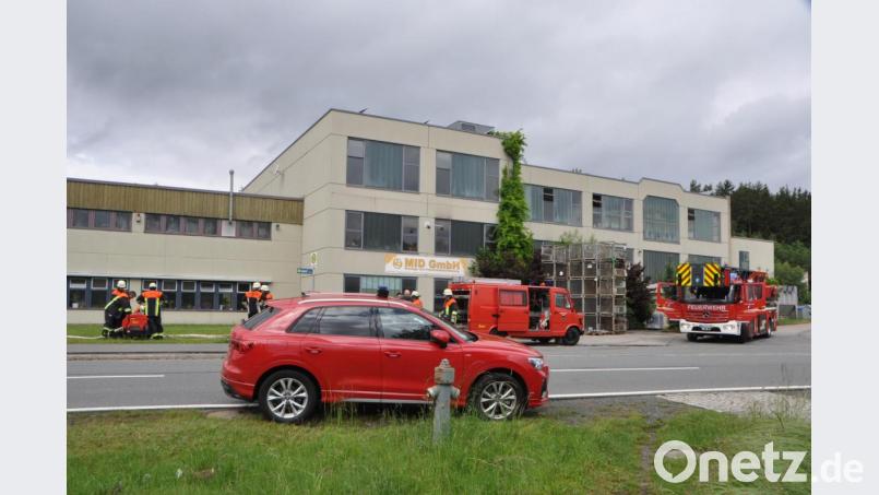 Die Rauchentwicklung geschieht in einem größeren Gebäudekomplex. Bild: dob