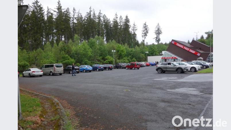 Gut ausgelastete Parkplätze vor den Duty-Free-Shops und ein bunter Mix aus deutschen Autokennzeichen zeugen von einer Rückkehr zu gewohnten Grenzverhältnissen zwischen Bayern und Böhmen. Bild: fjo