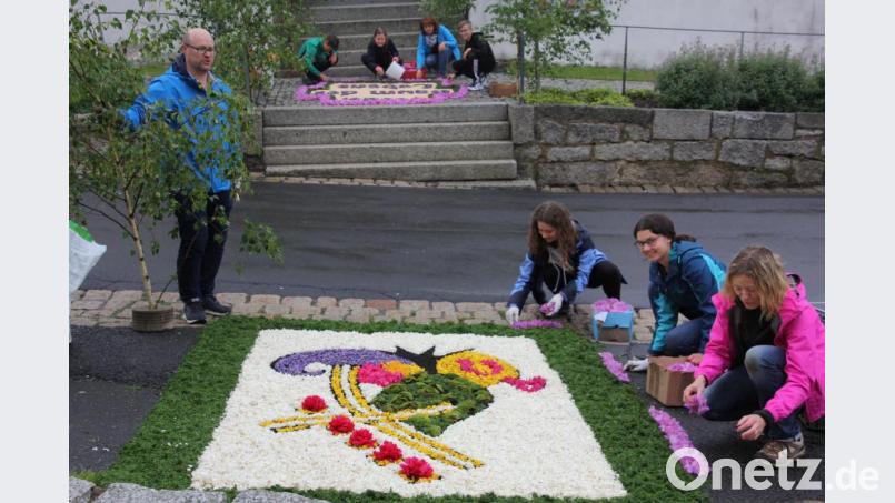Vor der Schwarzenbacher Pfarrkirche legten die Familien Mark und Friedl an Fronleichnam farbenfrohe Blumenteppiche. Bild: kro