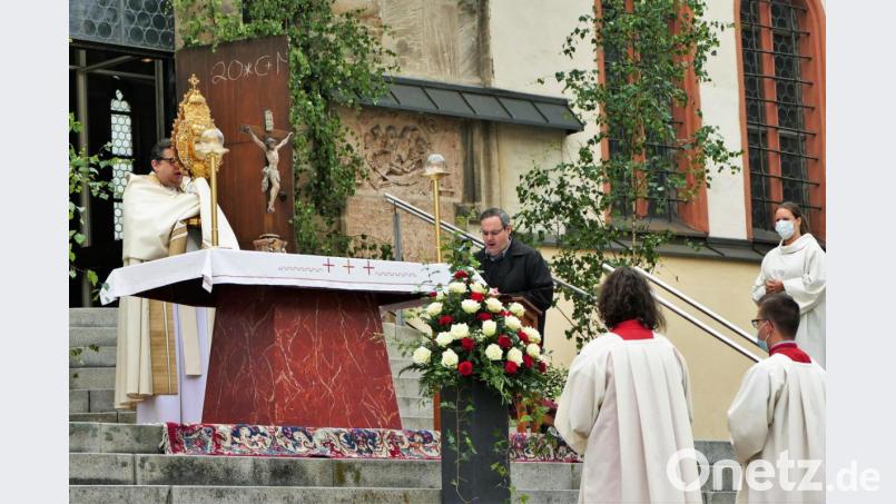 Pfarrer Walter Hellauer spendete den Eucharistischen Segen. Bild: wbe