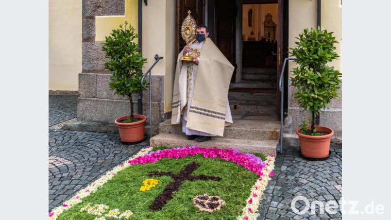 Am Ende des Gottesdienstes spendete Pfarrer Amschl vor dem Gotteshaus den Segen Gottes in alle vier Himmelsrichtungen. Bild: wms