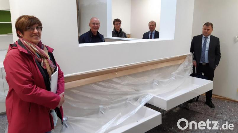 Die Architekten Armin und Alexander Juretzka führen den Stadtrat durch den fast fertiggestellten Anbau an die Kinderoase St. Emmeram. Bürgermeister Karlheinz Budnik, Stadträtin Rosi Witt und Geschäftsleiter Wolfgang Walberer begutachten die neuen Sanitärräume für Kleinen und die Kleinsten. Bild: Lowak