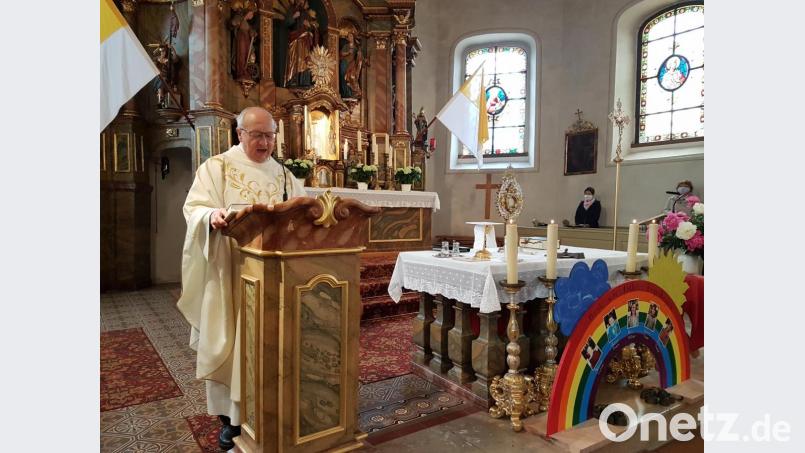 Ruhestandspfarrer Helmut Süß begeht mit den Thurndorfern das Fronleichnamsfest. Bild: hzi