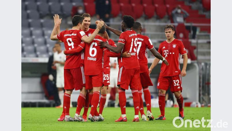 Na, ein bisschen Abstand halten, meine Herren! Am Samstag schon könnten die Bayern über den Geister-Meistertitel jubeln. Bild: Kai Pfaffenbach/dpa