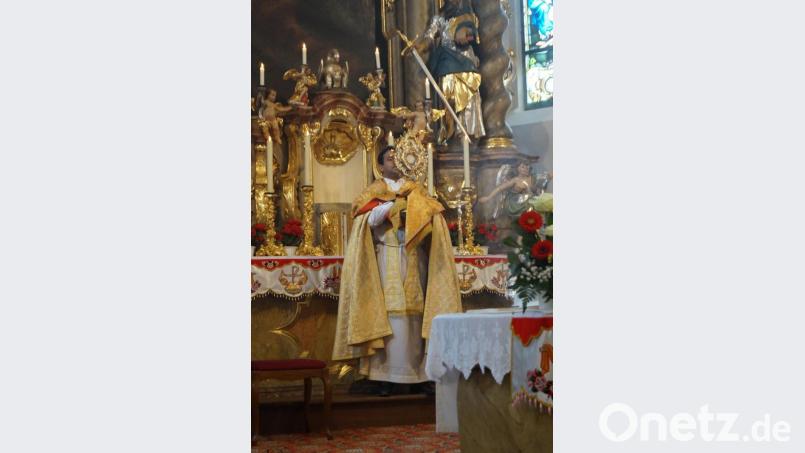 Mit dem Allerheiligsten erteilte Pfarrer Pater Anish George den Segen. Bild: soj