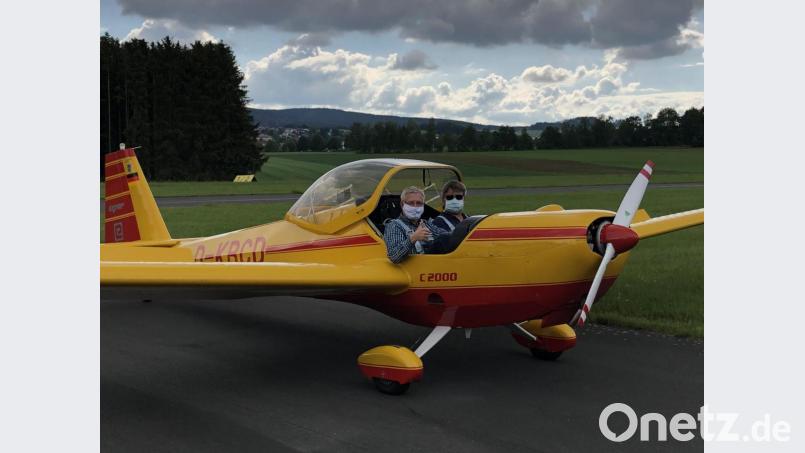 Erbendorfs Bürgermeister Johannes Reger (links im Bild) ist zur Ankunft des &quot;neuen&quot; Motorseglers des AC Erbendorf auf das Fluggelände in der Schweißlohe gekommen. Rechts Fluglehrer Markus Klemm. Bild: gdö