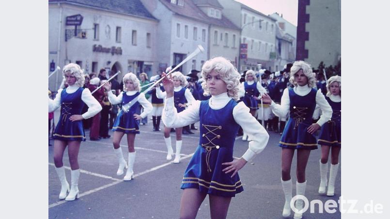 Wenige Wochen später, beim 3. Jahrestag des Kaufhauses Storg, traten die Mädchen in verändertem Outfit mit hellblonden Perücken auf Bild: u