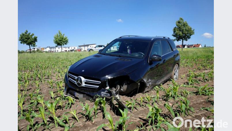 In einem Acker kam der Mercedes nach einem Unfall schließlich zum Stehen. Bild: dmra