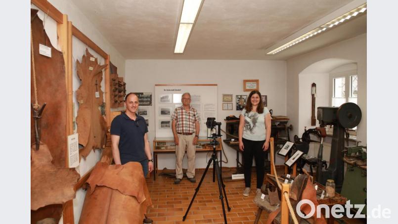Fotograf Klaus Schicker (von links), Museumsleiter Manfred Klöble und Museumfachkraft Barbara Habel bei den &quot;Dreharbeiten&quot; im Erbendorfer Museum. Bild: njn