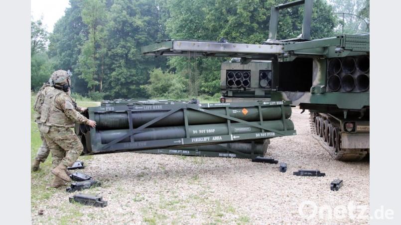 Der Mehrfachraketenwerfer MLRS wird mit den "Rocket Pod Containern" beladen. Bild: jma
