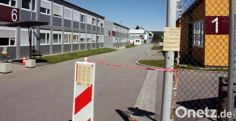 Kein Zutritt: Der Hinweis am Eingang der Gemeinschaftsunterkunft ist in mehreren Sprachen verfasst. Bild: R. Kreuzer
