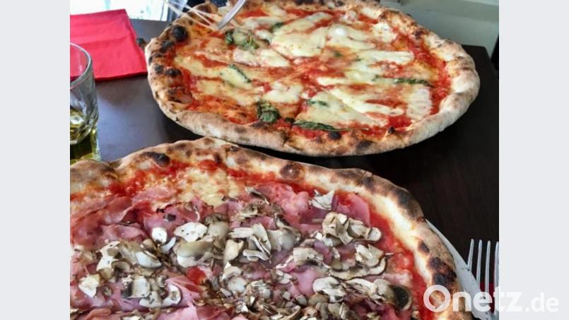 Sich was beim Lieblingsitaliener zu holen, bedeutet in Zeiten der Coronakrise auch Schützenhilfe für die Gastwirte. Eigentlich ziemlich leicht Hilfe zu leisten, wenn sie so lecker schmeckt wie eine frische Pizza. Bild: kmo