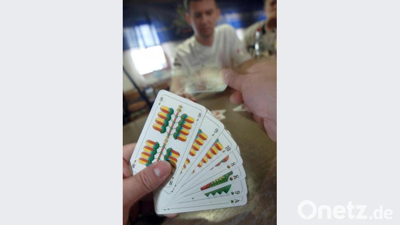 Kartenspiele sind möglich, wenn man Kontakt- und Hygieneregeln einhält. Bild: Armin Weigel/dpa