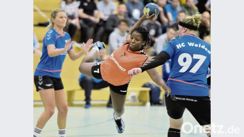 Auch die insgesamt 114 Tore von Rückraumspielerin Jesula Thomas (Mitte) halfen nicht: Zum Zeitpunkt des Saisonabbruchs lag die HG Amberg mit nur einem Sieg und vier Unentschieden auf dem letzten Platz der Bezirksoberliga. Bild: Ziegler