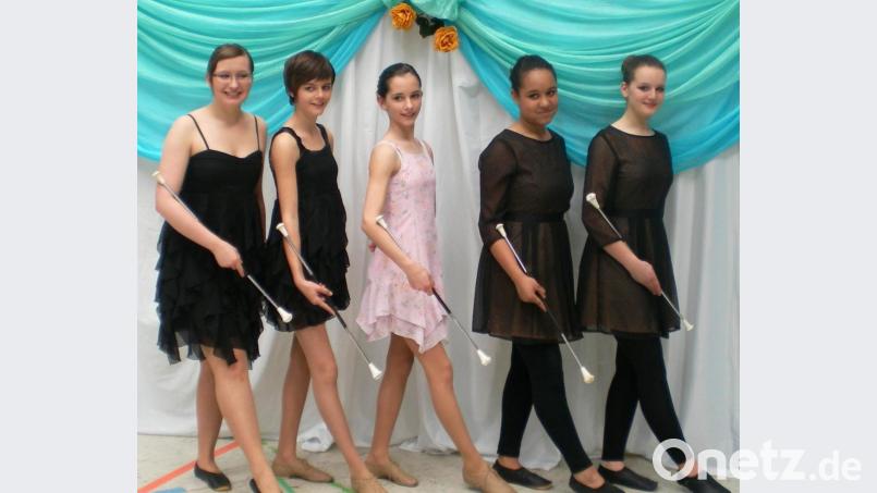 Marie (liegend) und Julia Giehrl (Mitte) zeigten 2012 beim DTSV-Sichtungsturnier in Hirschau als Soltänzerinnen ansprechende Leistungen, ebenso das Duo Olivia Neal (l.) /Nadine Treutel (r.). Sie qualifizierten sich für das Endrundenturnier in Villingen. Bild: u