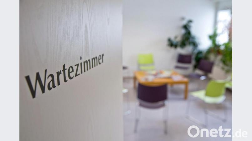 „Wartezimmer“ ist auf der Tür eines leeren Wartezimmers in einer Arztpraxis zu lesen. Bild: Daniel Karmann