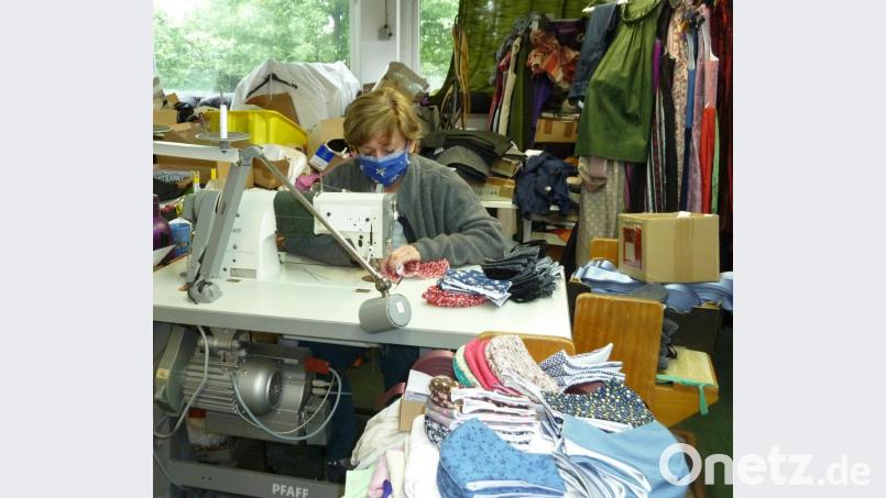 Statt Dirndl näht Christa Bösl derzeit Mund-Nasen-Masken im Trachtenlook. Die Michael Ebnet GmbH in Dietersdorf trifft die Absage der Feste in ganz Bayern hart: Die Läden sind voll und so stapelt sich die Ware beim Produzenten. Bild: Portner