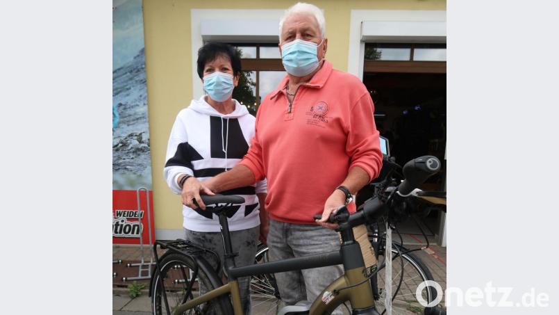 Renate und Bruno Drexler sind seit vier Jahren begeisterte E-Biker. Bild: Kunz