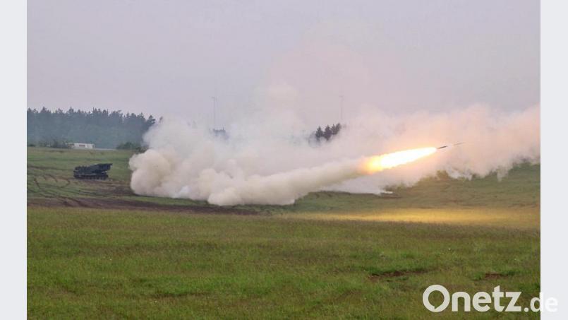 Die Rakete des Mehrfachraketenwerfers pfeift über das Gelände des Truppenübungsplatzes in Grafenwöhr. Bild: jma