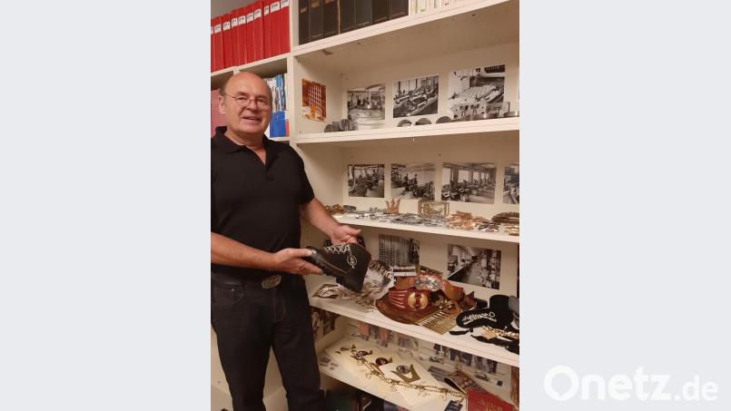 Neue Ausstellung im Automobilmuseum Fichtelberg. Und noch ein Ausstellungsstück: 
Stolz präsentiert Perry Eckert einen Schuh, den sein Urgroßvater Josef Eckert selbst gemacht hat. Bild: gis
