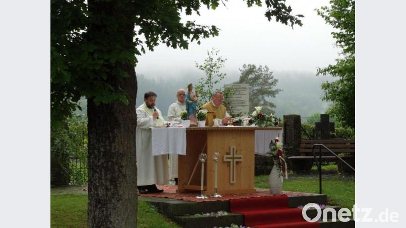 Die Kommunionhelfer Alexander Hörl und Johannes Bamberger sowie Pfarrer Waleszczuk feierten einen Gottesdienst unter freien Himmel. Bild: twg
