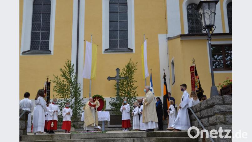 Einziger Freialtar an Fronleichnam war an der Kirche am Südportal zum Marktplatz. Hier spendete der Priester den Segen. Bild: gi