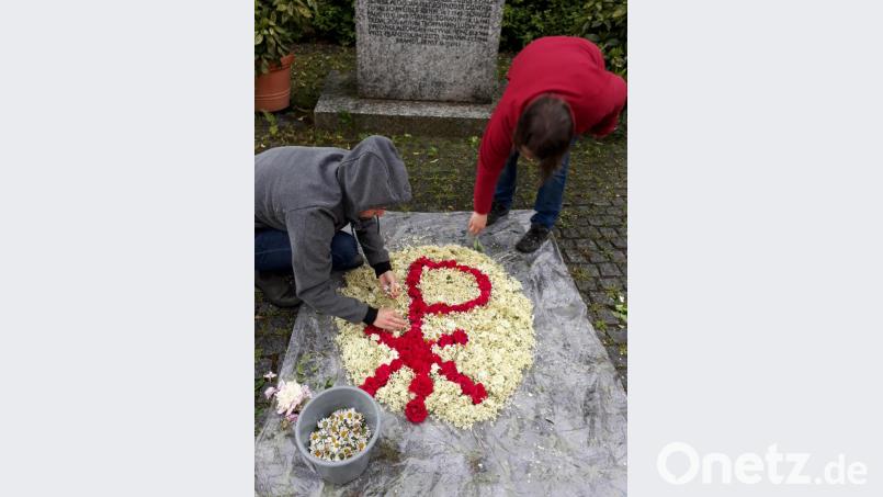 Erschwert wird die Aktion der Landjugend durch den strömenden Regen am Mittwochabend. Bild: szl
