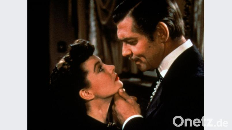 Vivien Leigh als Scarlett O&#039;Hara und Clark Gable als Rhett Butler in einer Szene des Films &quot;Vom Winde verweht&quot; (1953). Der US-Streaminganbieter HBO max will den Filmklassiker nur noch mit einordnenden Hinweisen zur dargestellten Sklaverei zeigen. Bild: Warner Bros. Home Entertainment/dpa