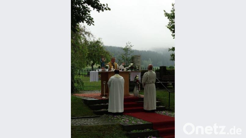 Pfarrer Josef Waleszczuk beim Gottesdienst zum Fronleichnamsfest in Trevesen. Bild: twg
