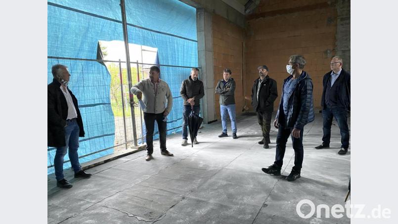 Der Gemeinderat tagt auf der Baustelle: von links Architekt Ulrich Greiner, Bürgermeister Markus Ludwig, Eka Reber, Johann Confal, Hubert Meiler, Karlheinz Schreiner, Otto Müller. Bild: Eichl