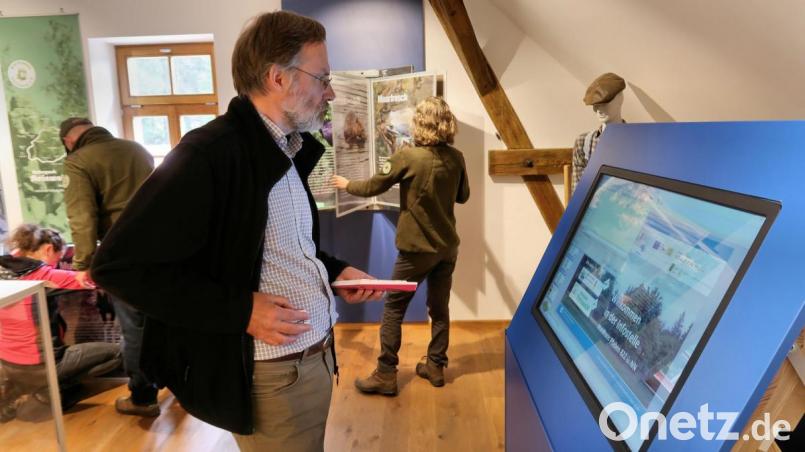 Dr. Andreas Peterek vor dem großen Touch-Display mit neuen Informationen zum Steinwald. Bild: bsc