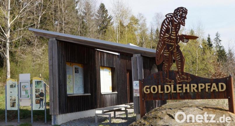 Die gut illustrierte Informationsstelle am Gold-Lehrpfad bei Unterlangau ist der Startpunkt für die Wanderer. Auch die geführte historische Wanderung beginnt hier. Bild: weu