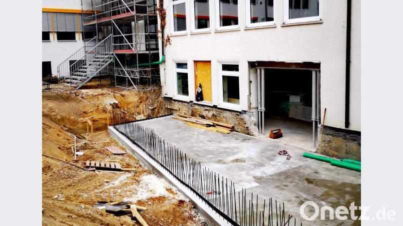 Aktuell wird am Bauabschnitt zwei gearbeitet, also die Sanierung des B-Baus der Schule mit dem Neubau einer Mensa (unten) für 840 000 Euro zur Speisung von 230 Kindern in zwei Schichten. Nach derzeitiger Einschätzung wird die Mensa nicht vor Mitte 2021 ihren Betrieb aufnehmen. Bild: Thomas Dobler