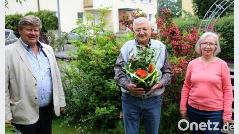 Jubilar Anton Binner (Mitte) und seine Frau Marianne freuen sich über den Besuch von Bürgermeister Martin Schregelmann (links). Bild: fsb