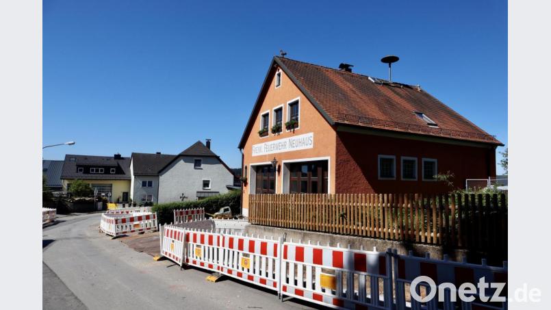 Das Gerätehaus der Feuerwehr Neuhaus platzt aus allen Nähten. Rundherum fehlen die Parkplätze und die Ausfahrt liegt außerdem hinter einer unübersichtlichen Kurve. Für einen Neubau des Feuerwehrhauses sind deshalb im Haushalt .Mittel eingeplant. Bild: sml