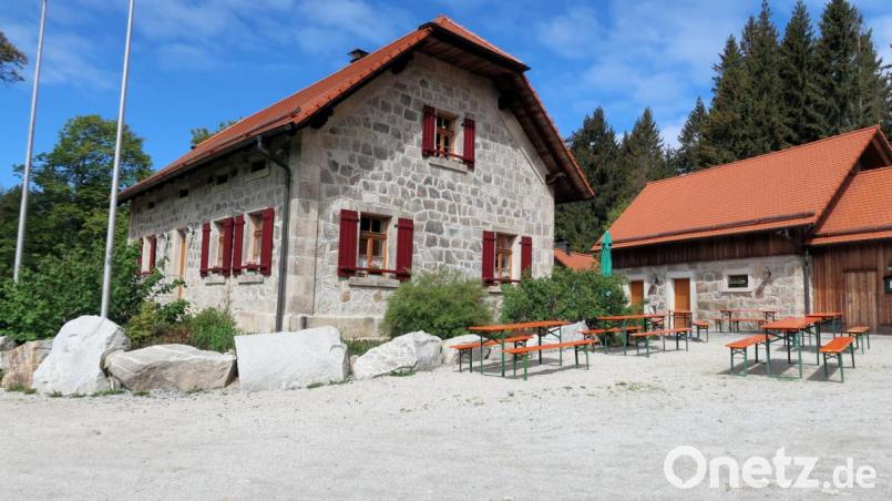Das Waldhaus im Steinwald hat eine lange, bewegte Geschichte hinter sich. Heute ist neben der Info-Stelle des Naturparks Steinwald und des Geoparks Bayern-Böhmen darin eine Gaststätte untergebracht. Bild: bsc