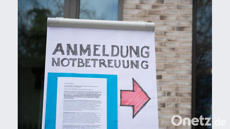 Ein Flipchart mit der Aufschrift „Anmeldung Notbetreuung“ Bild: Daniel Reinhardt