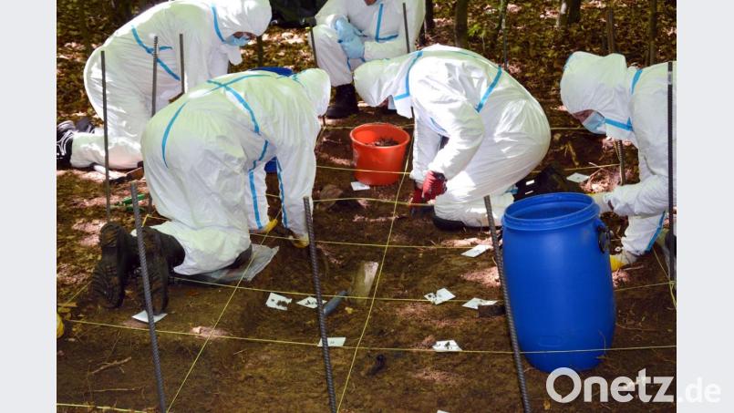 Beamte der Spurensicherung suchen nach Knochen eines seit 2002 vermissten jungen Paares. Foto: -/Polizeipräsidium Oberbayern Nord/dpa/Archivbild Bild: -