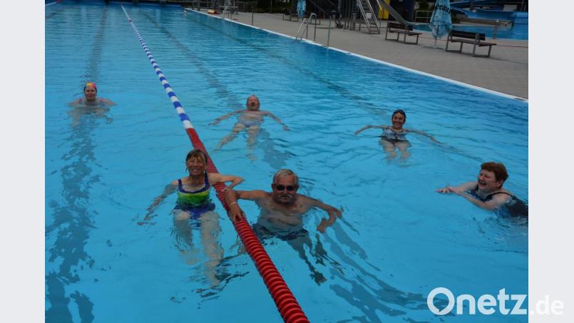 Einige Frühschwimmer waren am Donnerstag die ersten Badegäste, die im 25 Grad warmen Wasser ihre Bahnen zogen. Bild: jr