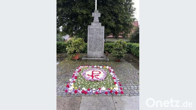 Trotz Corona wollte die Landjugend Wurz die Tradition fortführen und zu Fronleichnam einen Blumenteppich legen. Über diese Überraschung freuten sich viele Kirchgänger am Donnerstagmorgen. Bild: szl