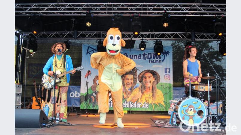 Rodscha aus Kambodscha (l.) und Tom Palme hatten sogar den "Affen aus Afrika" aus dem gleichnamigen Lied dabei. Bild: stg