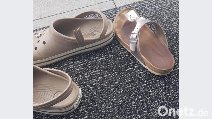 Der Riemen des Herrenschuhs ist durchgebissen, der zweite Damenschuh ist komplett verschwunden. Wer ist es gewesen? Marina Eder hat eine Vermutung. Bild: Marina Eder/exb