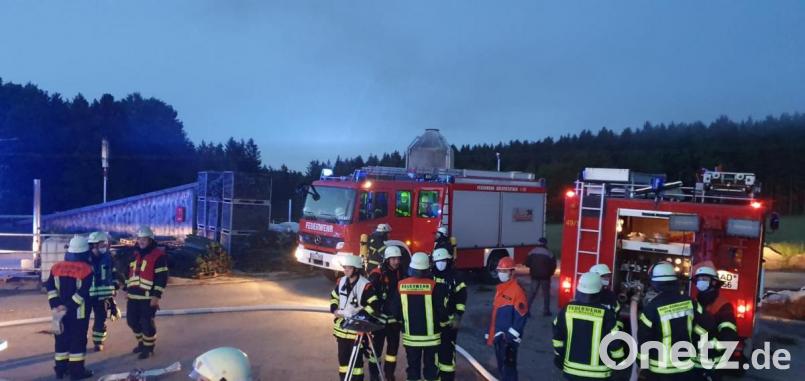 Die Feuerwehren bauten sofort ein schützendes Wasserschild auf, damit der Gaslagerbehälter nicht explodierte. Bild: exb/FFW Schönsee