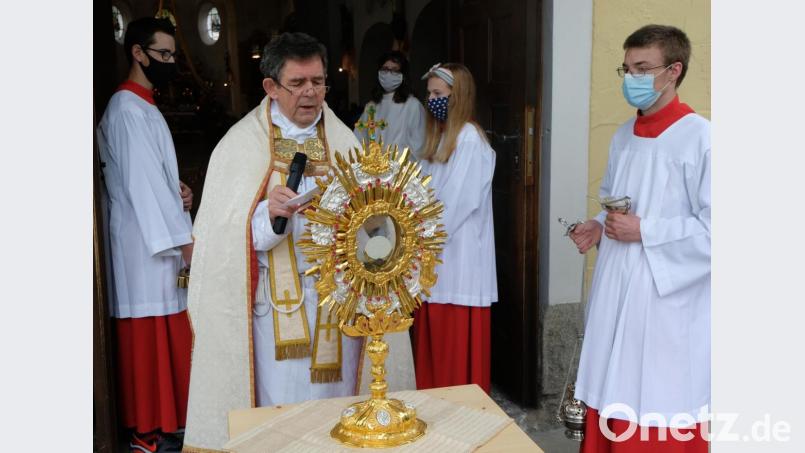 Außergewöhnlich ist die Feier des Flosser Festgottesdienstes an Fronleichnam. Pfarrer Max Früchtl erteilt am Haupteingang der Pfarrkirche den Segen in alle vier Himmelsrichtungen. Bild: le