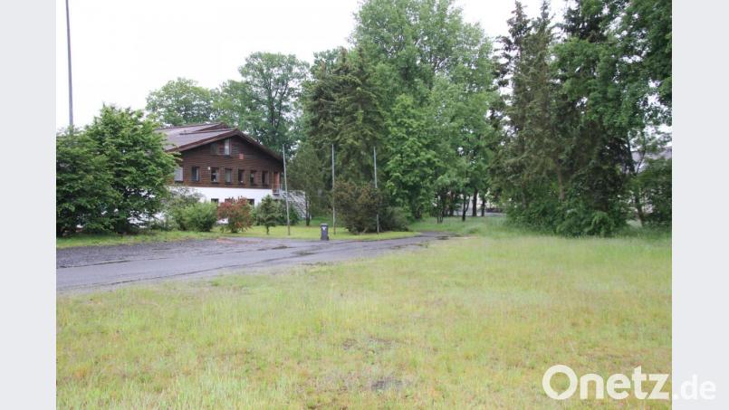 Weil sich der Bau des BRK-Kindergartens verzögert, wird auf dem Volksfestplatz (Bild) eine Interimskinderkrippe und ein Kindergarten in Modulbauweise erstellt. Sechs Monate soll die Einrichtung dort untergebracht sein, ehe Kinder und das Team im April 2021 den neuen BRK-Kindergarten einziehen können. Bild: kro