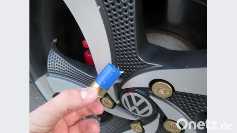 Mit diesen Hülsen zierte ein junger Autofahrer seine Räder. Bild: Polizei Amberg