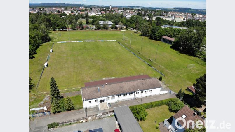 Das Areal des Sportvereins im Stadtteil Stockerhut soll in den nächsten Jahren bebaut werden. Die Stadt Weiden schafft am Wasserwerk entsprechende Ersatzflächen. Im Vordergrund das Sportheim mit Saal, Küche, Umkleiden und sogar Kegelbahnen im Untergeschoss. Bild: August Beer