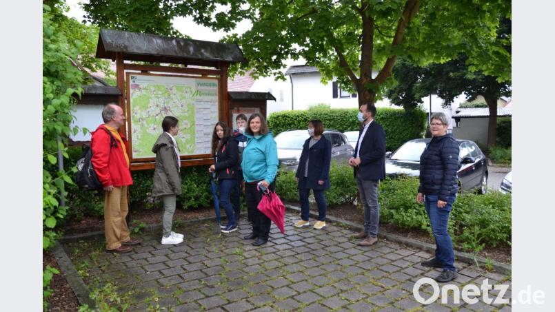 Das Ehepaar Helmut und Doris Kreuziger mit ihren drei Kindern aus Singen in Baden Württemberg gehört zu den ersten Urlaubsgästen in Moosbach nach den Corona-Lockerungen in Bayern und planen eine Wandertour rund um Moosbach. Bürgermeister Armin Bulenda (Zweiter von rechts) und die Leiterin der Tourismus-Info Claudia Rieß (Dritte von rechts) hießen sie willkommen. Begleitet von Gastgeberin Heidi Wittmann (rechts). Bild: gi