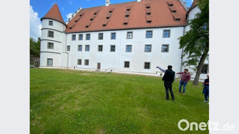 Die Verantwortlichen des LTO planen den Neustart des Theaters mit einem Familienstück im Garten des Schlosses Friedrichsburg in Vohenstrauß. Bild: Landestheater Oberpfalz/exb